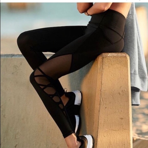 Victoria’s Secret black Knockout mesh pocket leggings - Picture 1 of 6
